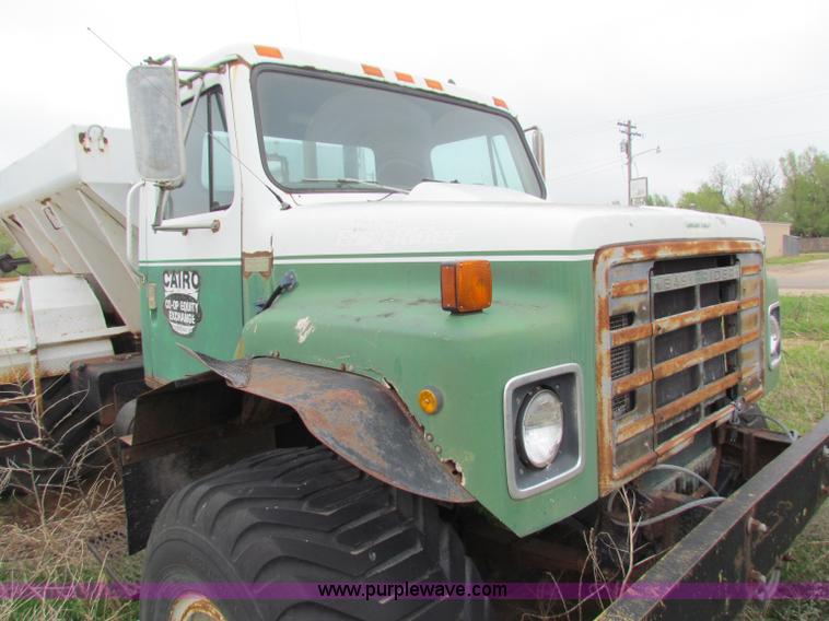 image for item B7212 1981 International Loral 1600C lime spreader truck