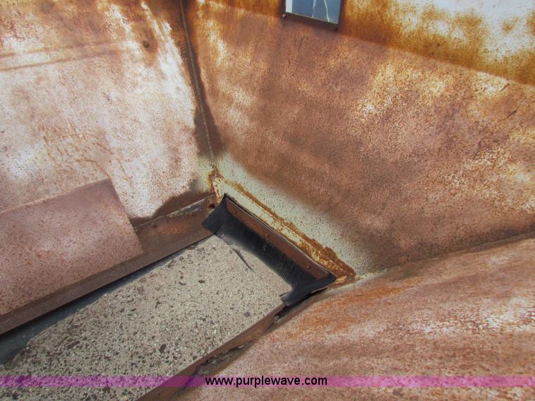 image for item B7212 1981 International Loral 1600C lime spreader truck