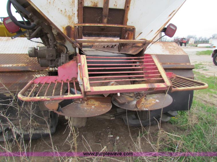 image for item B7212 1981 International Loral 1600C lime spreader truck