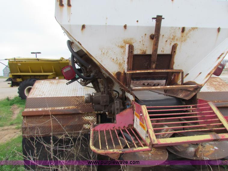 image for item B7212 1981 International Loral 1600C lime spreader truck