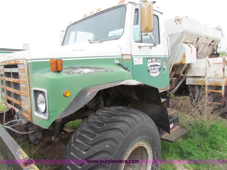 image for item B7212 1981 International Loral 1600C lime spreader truck