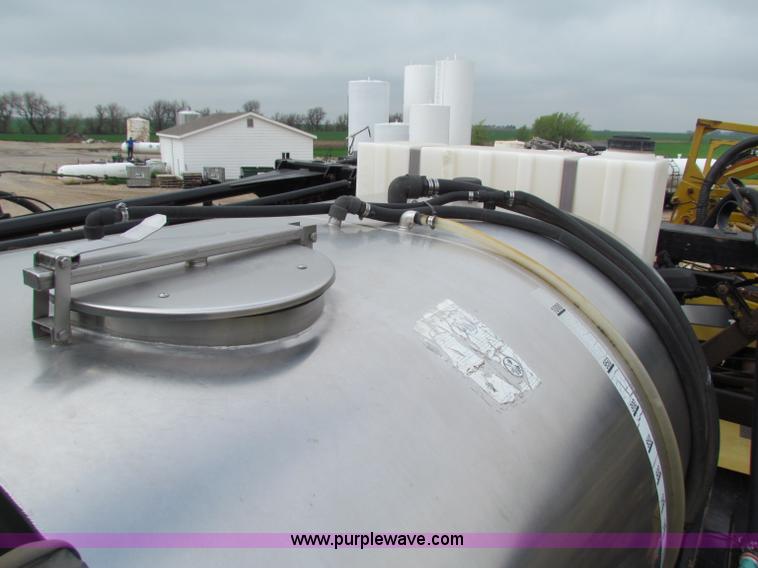 image for item B7213 2002 Willmar Eagle 8500 sprayer