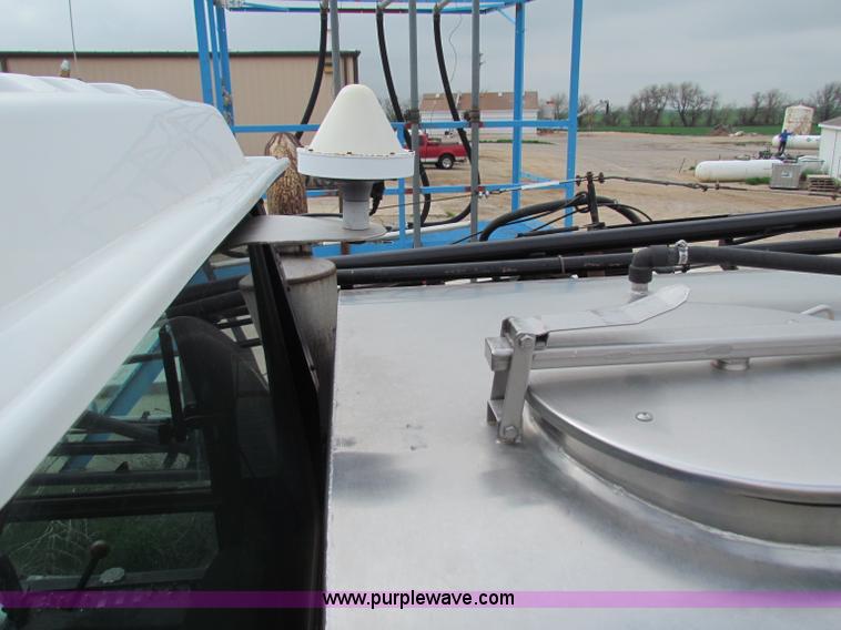 image for item B7213 2002 Willmar Eagle 8500 sprayer