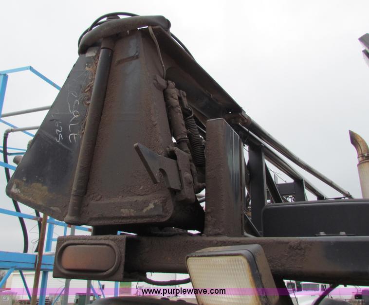 image for item B7213 2002 Willmar Eagle 8500 sprayer