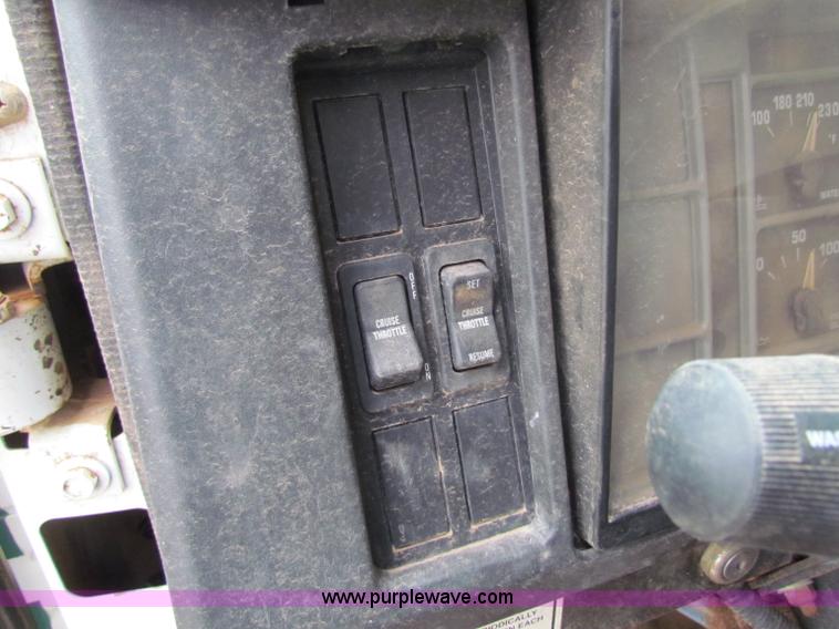 image for item B7215 1999 International 2574 Loral Air-Max V fertilizer truck