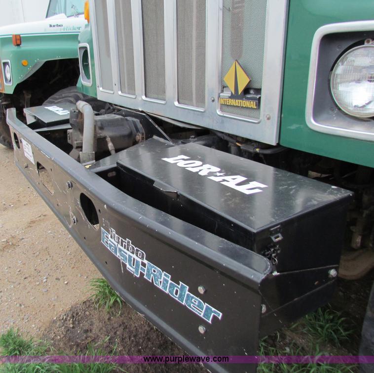 image for item B7215 1999 International 2574 Loral Air-Max V fertilizer truck