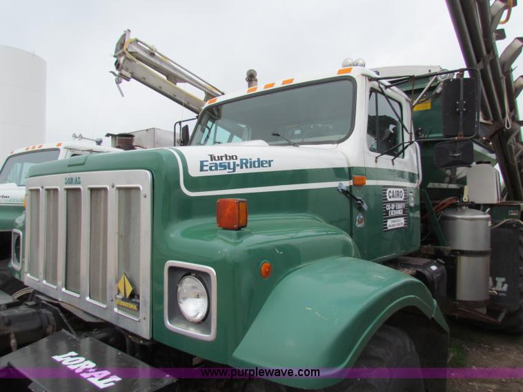 image for item B7215 1999 International 2574 Loral Air-Max V fertilizer truck