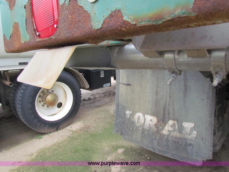image for item B7215 1999 International 2574 Loral Air-Max V fertilizer truck
