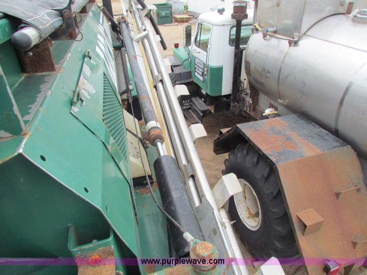 image for item B7215 1999 International 2574 Loral Air-Max V fertilizer truck
