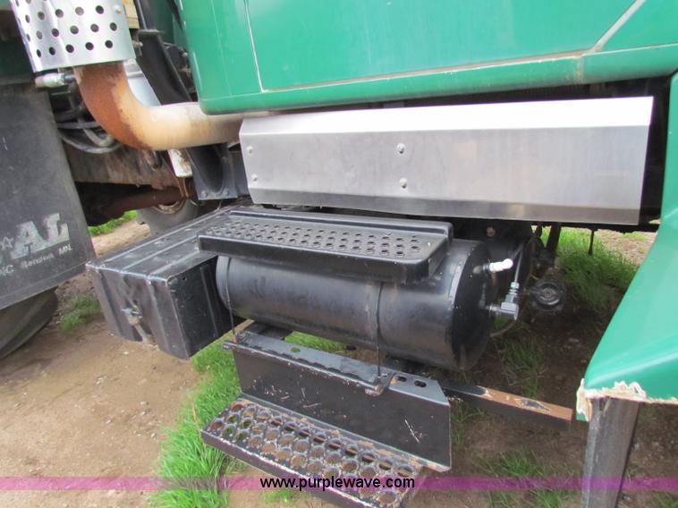 image for item B7215 1999 International 2574 Loral Air-Max V fertilizer truck