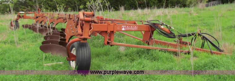 image for item N9047 Wil-Rich 2900MR 10 bottom plow