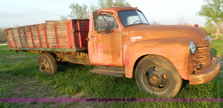 image for item T9775 1949 Chevrolet 6400 grain truck