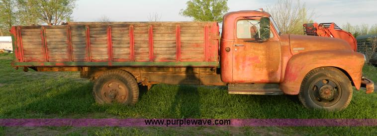 image for item T9775 1949 Chevrolet 6400 grain truck