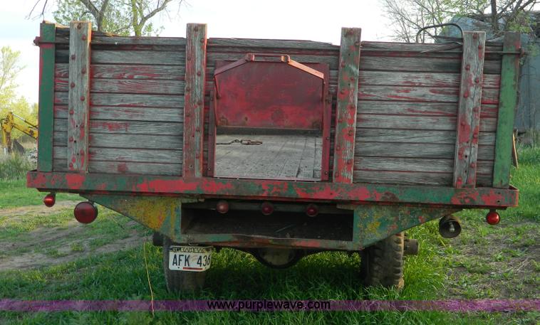 image for item T9775 1949 Chevrolet 6400 grain truck
