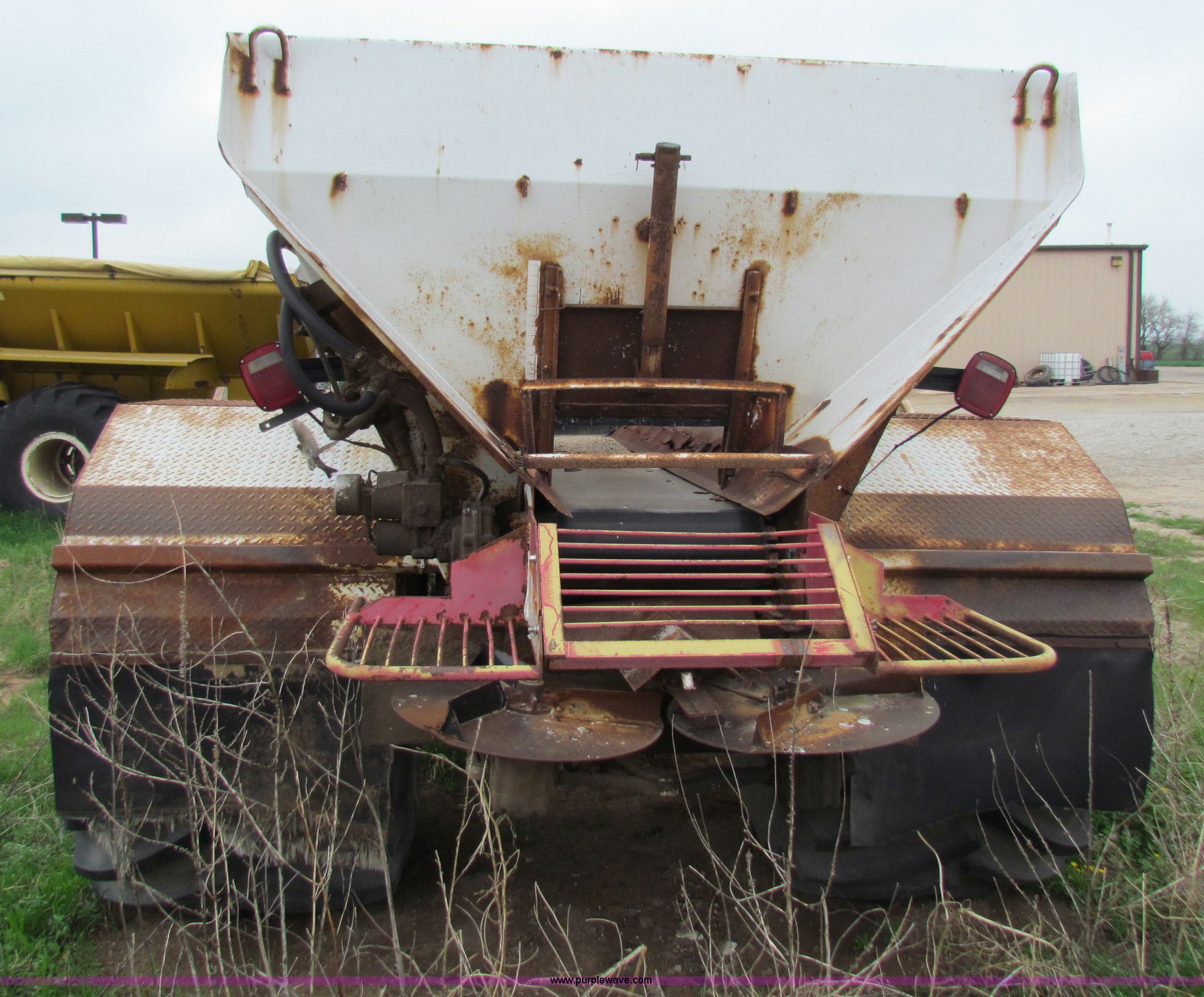 1981 International Loral 1600C lime spreader truck in Penalosa, KS