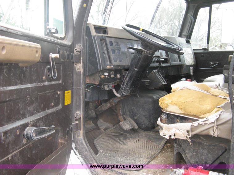 image for item A6151 1990 International 4700 dump truck