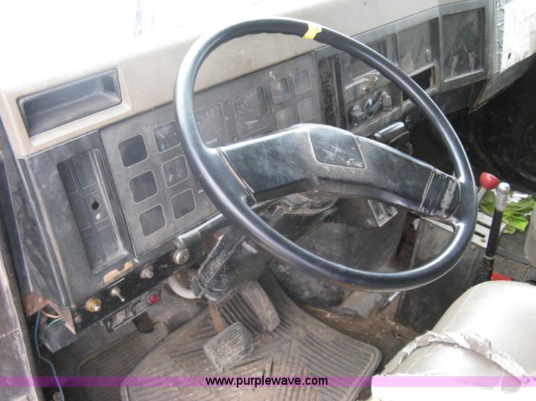 image for item A6151 1990 International 4700 dump truck