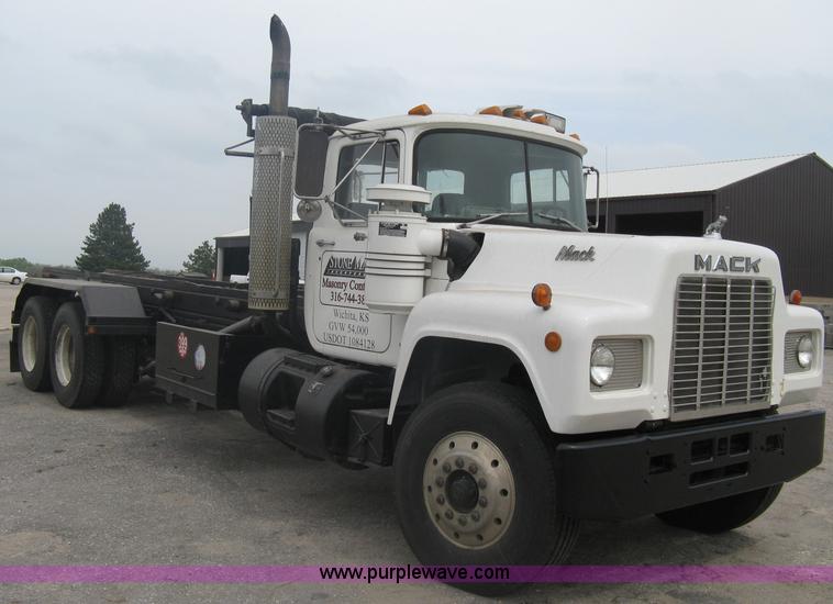 image for item A6153 1989 Mack R688ST tandem axle roll off truck