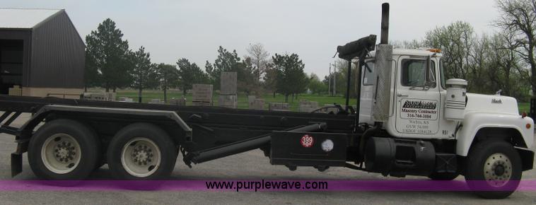 image for item A6153 1989 Mack R688ST tandem axle roll off truck