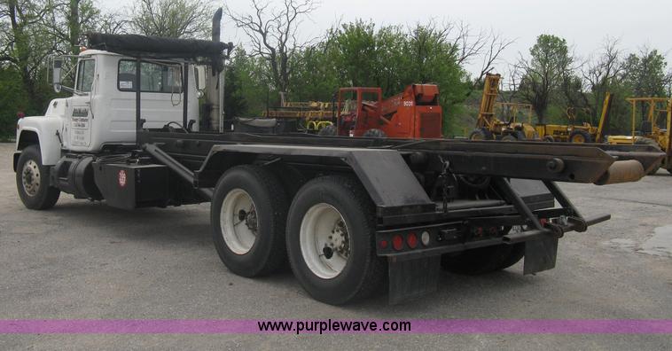 image for item A6153 1989 Mack R688ST tandem axle roll off truck