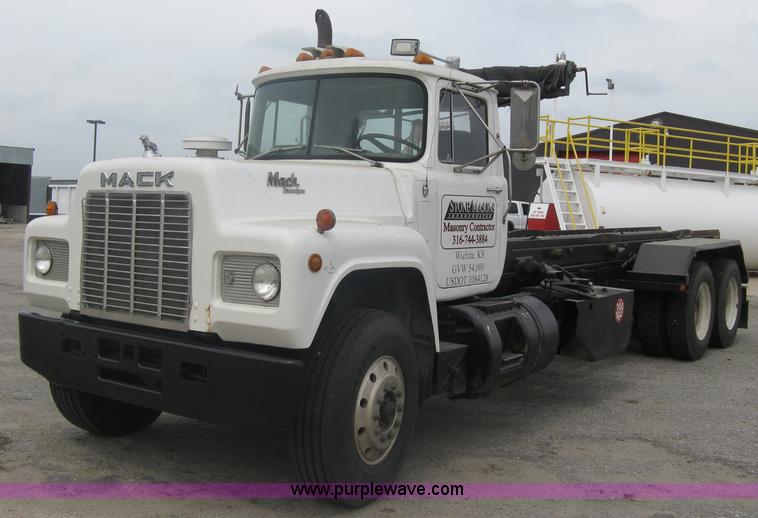 image for item A6153 1989 Mack R688ST tandem axle roll off truck