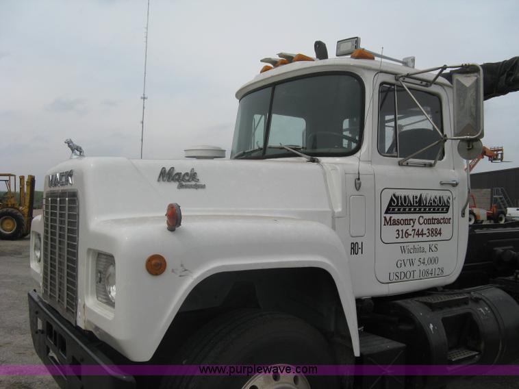 image for item A6153 1989 Mack R688ST tandem axle roll off truck