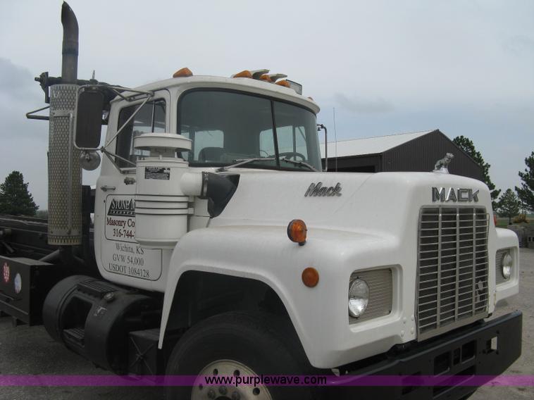 image for item A6153 1989 Mack R688ST tandem axle roll off truck