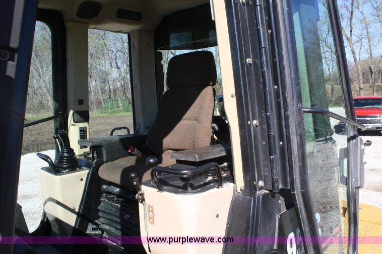 image for item A6777 2002 Caterpillar 953C track loader