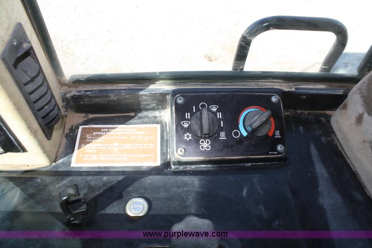 image for item A6777 2002 Caterpillar 953C track loader