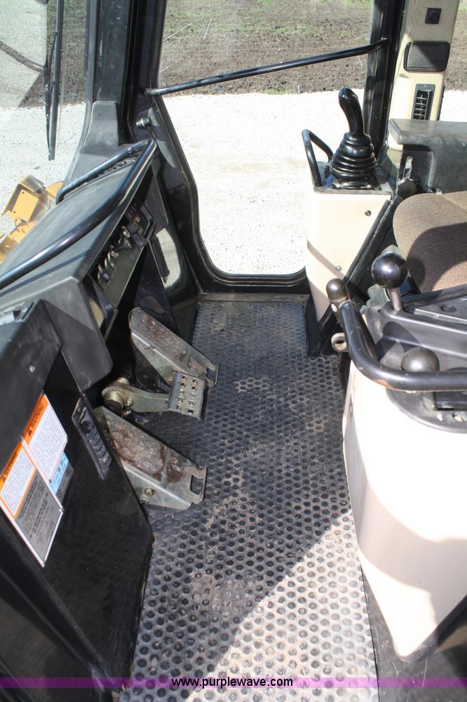 image for item A6777 2002 Caterpillar 953C track loader