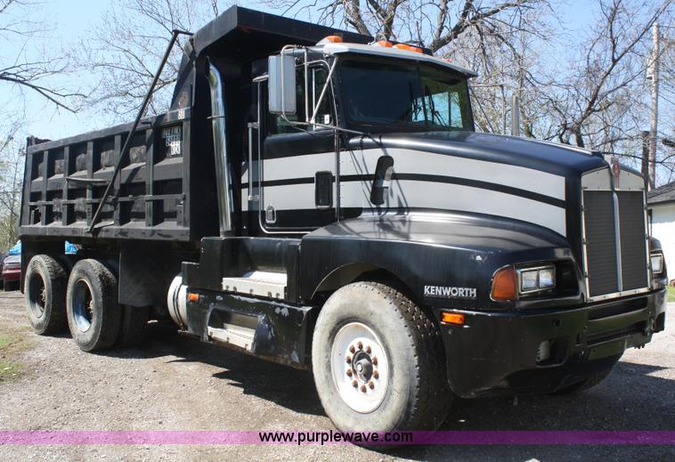 image for item A6778 1988 Kenworth T600 dump truck