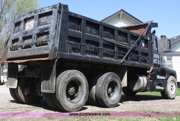 image for item A6778 1988 Kenworth T600 dump truck