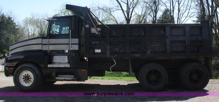 image for item A6778 1988 Kenworth T600 dump truck
