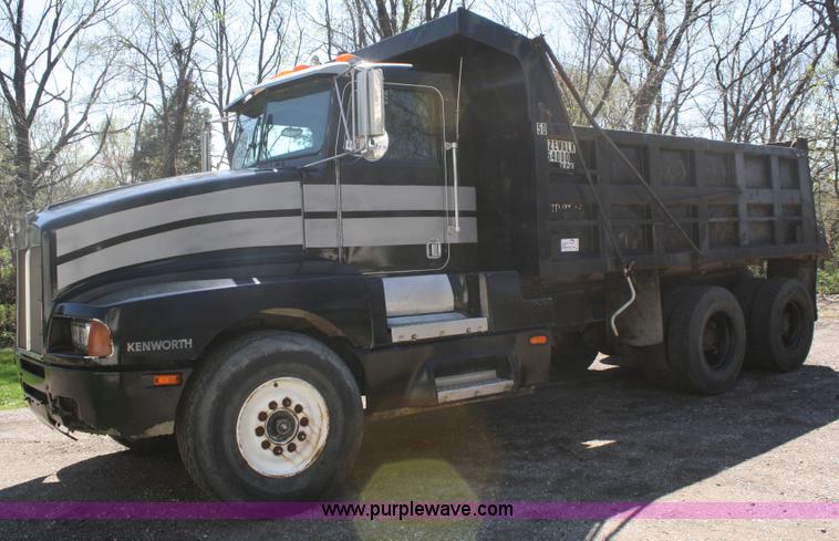 image for item A6778 1988 Kenworth T600 dump truck