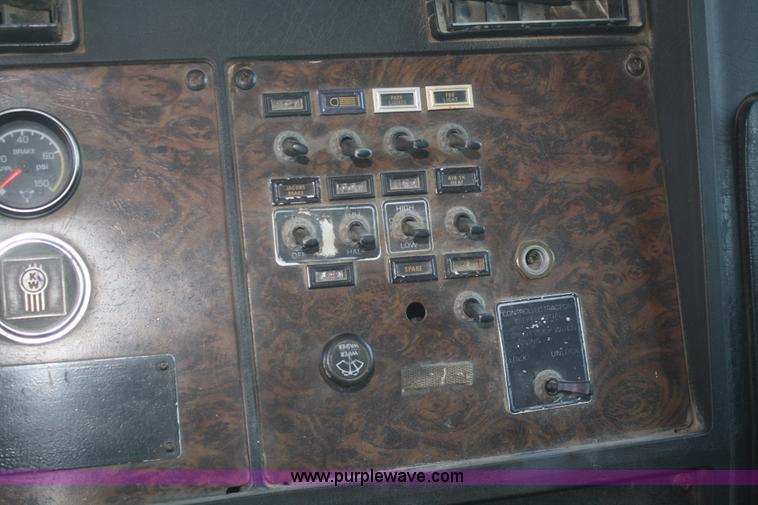 image for item A6778 1988 Kenworth T600 dump truck