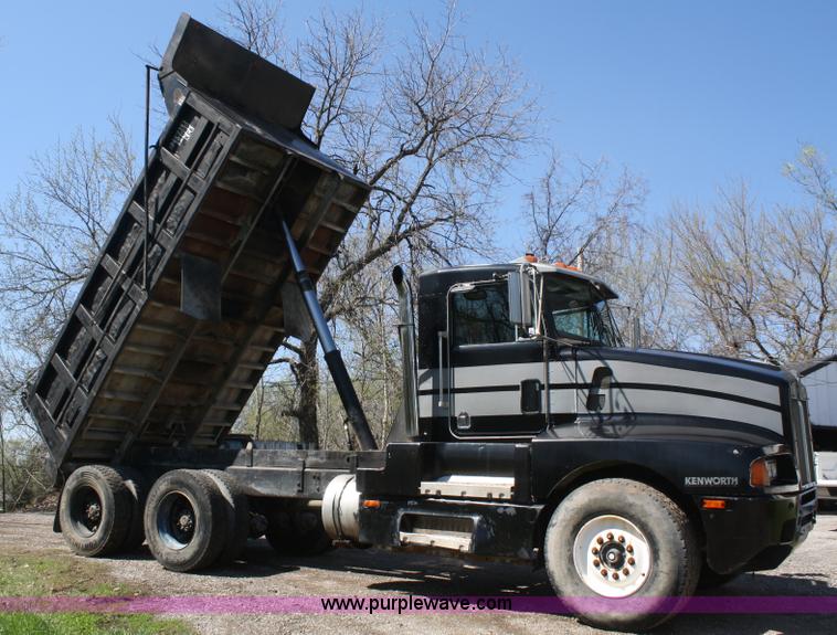 image for item A6778 1988 Kenworth T600 dump truck