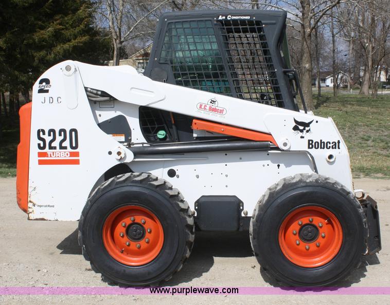 image for item A6794 2005 Bobcat S220 skid steer