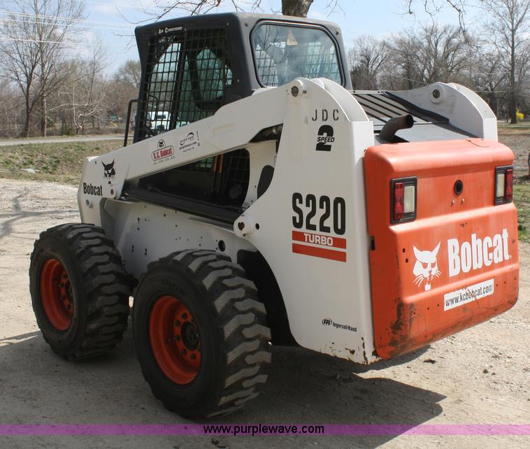 image for item A6794 2005 Bobcat S220 skid steer
