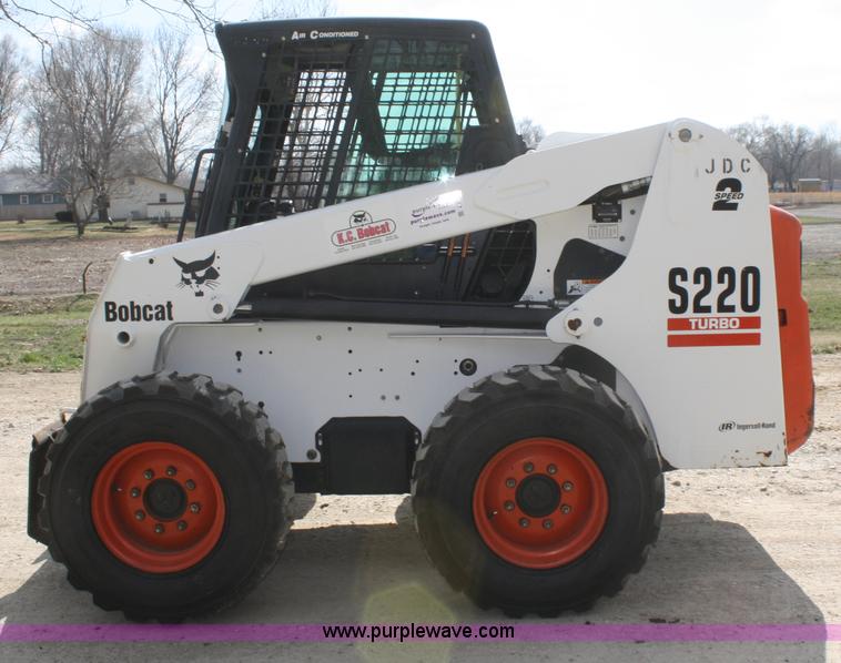 image for item A6794 2005 Bobcat S220 skid steer