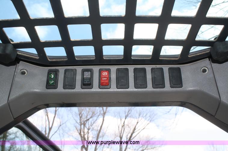 image for item A6794 2005 Bobcat S220 skid steer