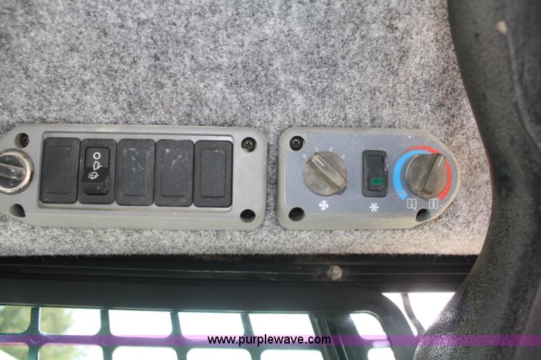 image for item A6794 2005 Bobcat S220 skid steer