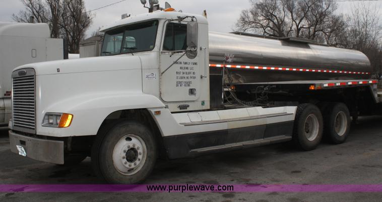 image for item A6832 2003 Freightliner FLD120 semi truck