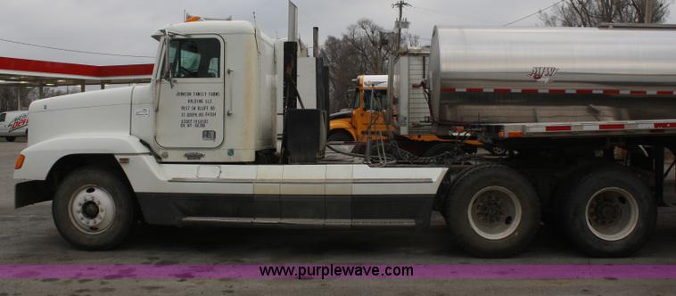 image for item A6832 2003 Freightliner FLD120 semi truck