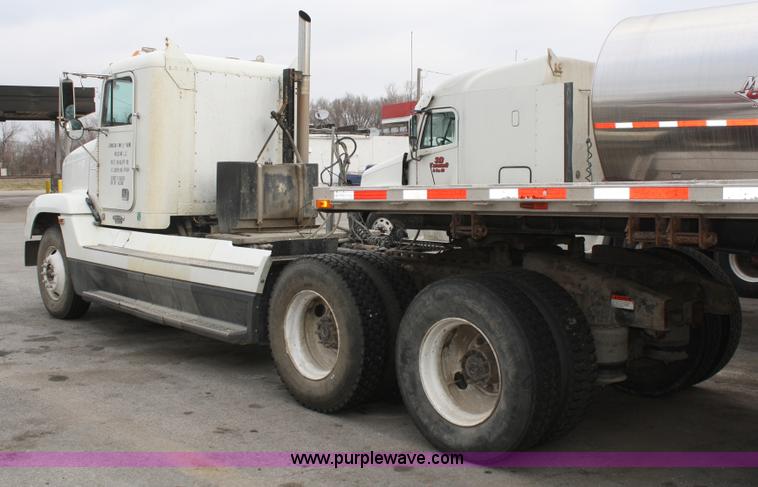 image for item A6832 2003 Freightliner FLD120 semi truck