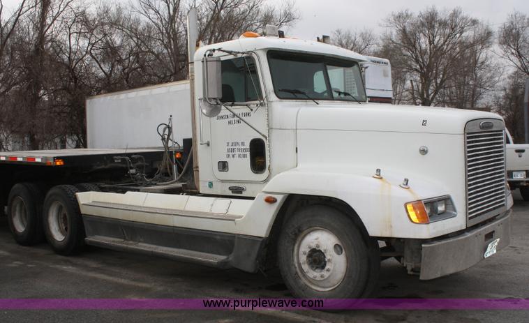 image for item A6832 2003 Freightliner FLD120 semi truck