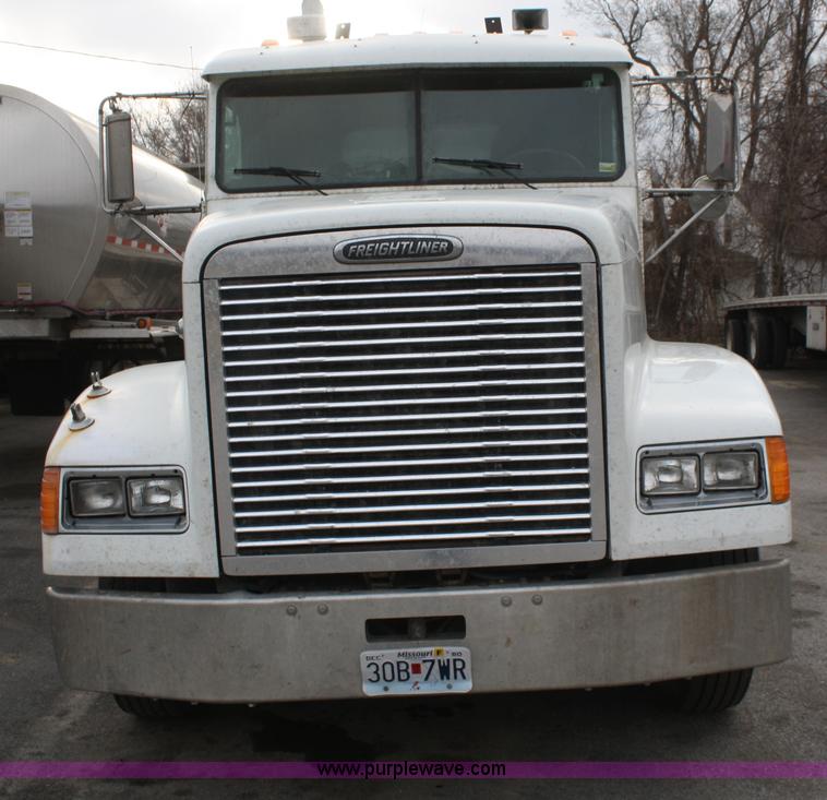 image for item A6832 2003 Freightliner FLD120 semi truck