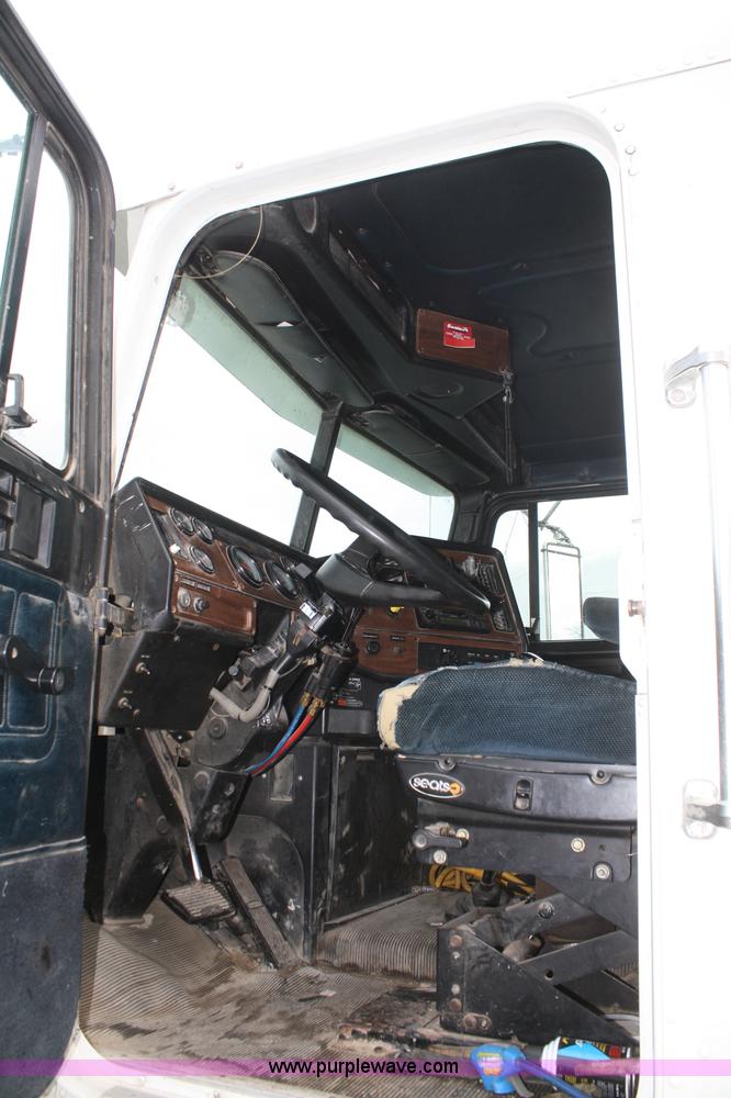 image for item A6832 2003 Freightliner FLD120 semi truck