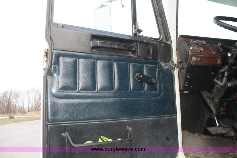 image for item A6832 2003 Freightliner FLD120 semi truck