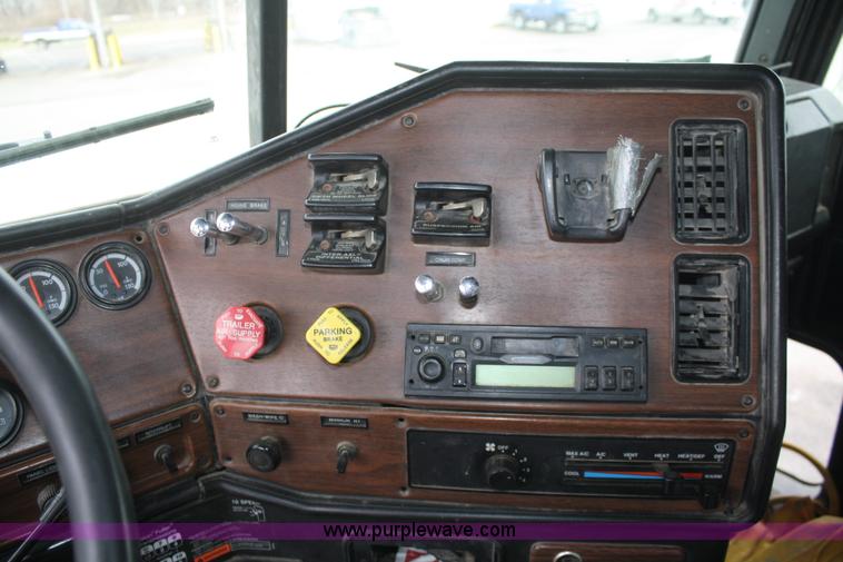 image for item A6832 2003 Freightliner FLD120 semi truck