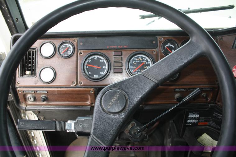 image for item A6832 2003 Freightliner FLD120 semi truck